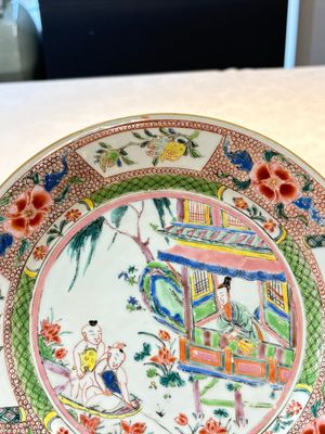 A pair of Chinese famille rose plates with a lady and boys in a boat, Yongzheng/Qianlong — photo 3