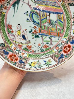A pair of Chinese famille rose plates with a lady and boys in a boat, Yongzheng/Qianlong — photo 5