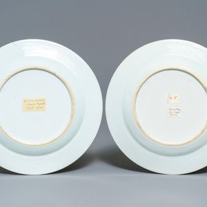 A pair of Chinese famille rose plates with a suckling lady, Yongzheng — 照片 2