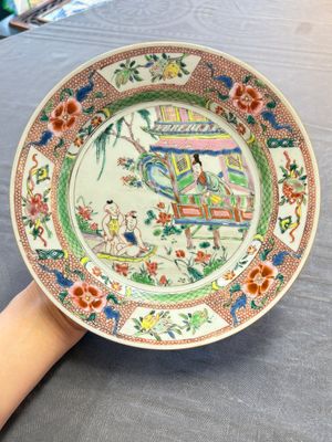 A pair of Chinese famille rose plates with figural design, Yongzheng/Qianlong — photo 1