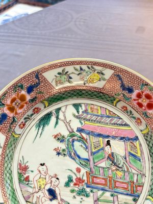 A pair of Chinese famille rose plates with figural design, Yongzheng/Qianlong — photo 11
