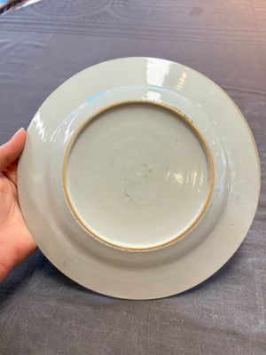 A pair of Chinese famille rose plates with figural design, Yongzheng/Qianlong — photo 14