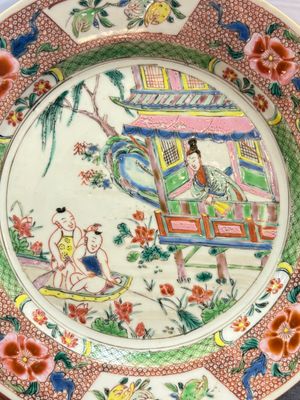 A pair of Chinese famille rose plates with figural design, Yongzheng/Qianlong — photo 2