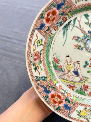 A pair of Chinese famille rose plates with figural design, Yongzheng/Qianlong — photo 3