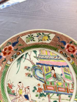 A pair of Chinese famille rose plates with figural design, Yongzheng/Qianlong — photo 4