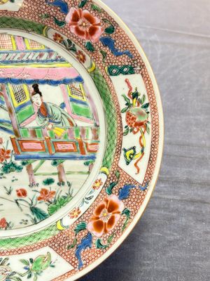 A pair of Chinese famille rose plates with figural design, Yongzheng/Qianlong — photo 5
