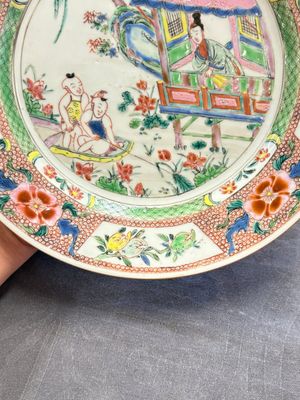 A pair of Chinese famille rose plates with figural design, Yongzheng/Qianlong — photo 6