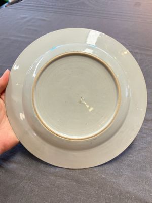 A pair of Chinese famille rose plates with figural design, Yongzheng/Qianlong — photo 7