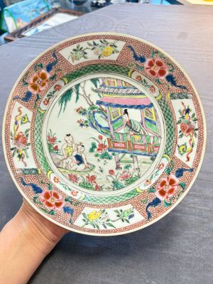 A pair of Chinese famille rose plates with figural design, Yongzheng/Qianlong — photo 8