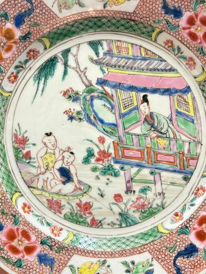 A pair of Chinese famille rose plates with figural design, Yongzheng/Qianlong — photo 9