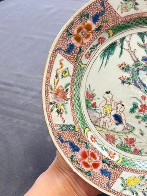 A pair of Chinese famille rose plates with figural design, Yongzheng/Qianlong — photo 10