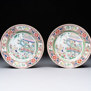 A pair of Chinese famille rose plates with figural design, Yongzheng/Qianlong — photo 1