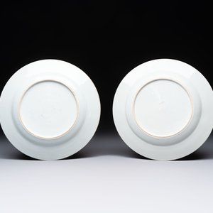 A pair of Chinese famille rose plates with figural design, Yongzheng/Qianlong — photo 2