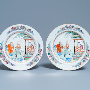 A pair of Chinese famille rose plates with figures in a garden, Yongzheng/Qianlong — 照片 2