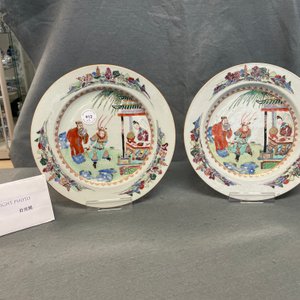 A pair of Chinese famille rose plates with figures in a garden, Yongzheng/Qianlong — 照片 4