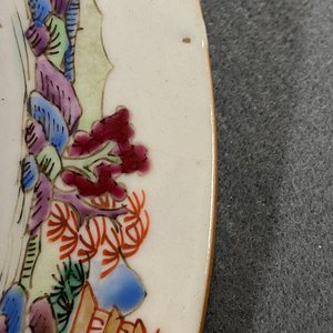 A pair of Chinese famille rose plates with figures in a garden, Yongzheng/Qianlong — 照片 6