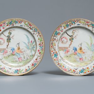 A pair of Chinese famille rose plates with figures in a garden, Yongzheng — photo 1