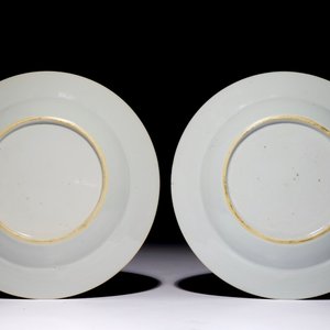A pair of Chinese famille rose plates with figures on a terrace, Yongzheng — photo 2