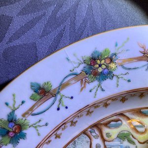 A pair of Chinese famille rose plates with fine 'Mandarin' design, Qianlong — photo 5