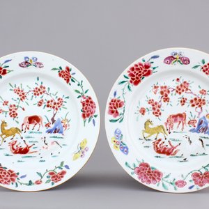 A pair of Chinese famille rose plates with horses, Yongzheng, 1722-1735 — foto 1