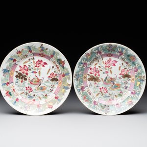 A pair of Chinese famille rose plates with immortals and mandarin ducks, 19th C. — 照片 1