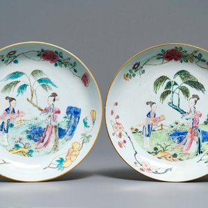 A pair of Chinese famille rose plates with ladies in a garden, Yongzheng/Qianlong — 照片 1