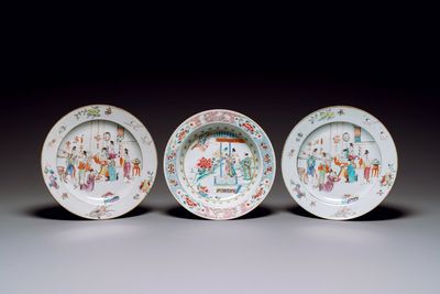 A pair of Chinese famille rose plates with mandarin design and a famille rose 'Xi Xiang Ji' plate, Yongzheng/Qianlong — 照片 1