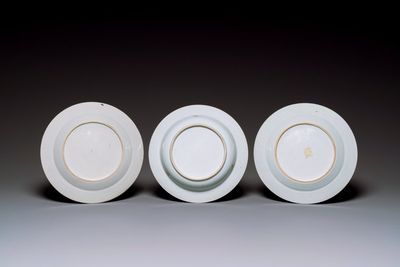 A pair of Chinese famille rose plates with mandarin design and a famille rose 'Xi Xiang Ji' plate, Yongzheng/Qianlong — 照片 3