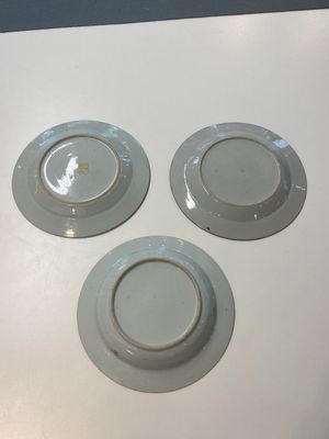 A pair of Chinese famille rose plates with mandarin design and a famille rose 'Xi Xiang Ji' plate, Yongzheng/Qianlong — 照片 5