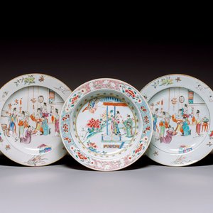 A pair of Chinese famille rose plates with mandarin design and a famille rose 'Xi Xiang Ji' plate, Yongzheng/Qianlong — 照片 1