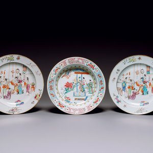 A pair of Chinese famille rose plates with mandarin design and a famille rose 'Xi Xiang Ji' plate, Yongzheng/Qianlong — 照片 2