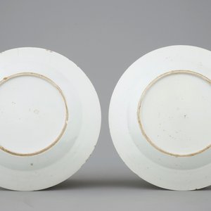 A pair of Chinese famille rose plates with peacocks, 18th C. — photo 2