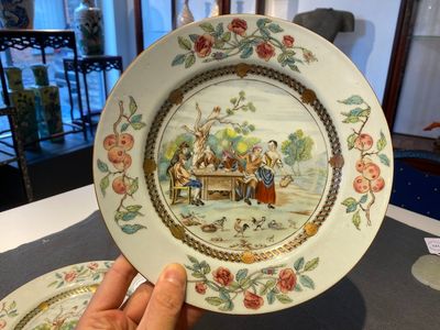 A pair of Chinese famille rose plates with peasants playing cards in the style of the painter David Teniers II, Qianlong — 照片 2