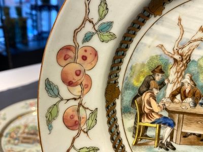 A pair of Chinese famille rose plates with peasants playing cards in the style of the painter David Teniers II, Qianlong — 照片 5