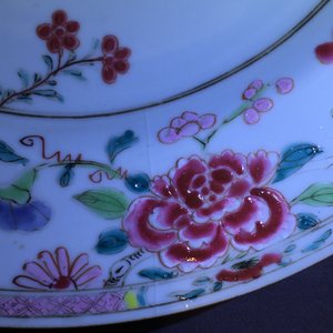 A pair of Chinese famille rose plates with phoenixes, Qianlong, ca. 1730-1740 — photo 8