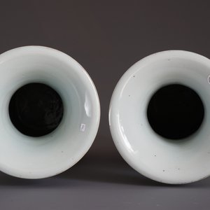 A pair of Chinese famille rose 'playing boys' vases, 19/20th C. — photo 10