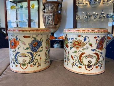 A pair of Chinese famille rose 'Pompadour' wine coolers, Qianlong — 照片 1