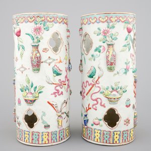 A pair of Chinese famille rose porcelain relief-moulded hat stands, 19th C. — 照片 1
