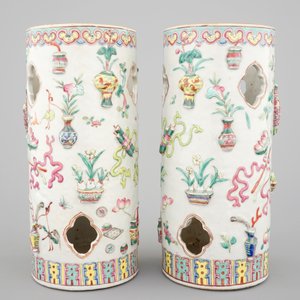 A pair of Chinese famille rose porcelain relief-moulded hat stands, 19th C. — 照片 2