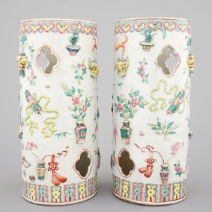 A pair of Chinese famille rose porcelain relief-moulded hat stands, 19th C. — 照片 3