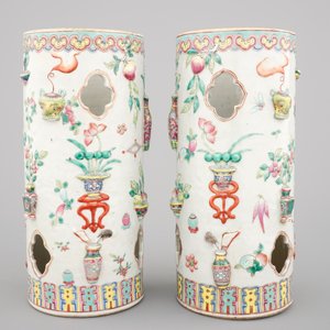A pair of Chinese famille rose porcelain relief-moulded hat stands, 19th C. — 照片 4