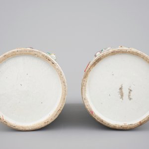 A pair of Chinese famille rose porcelain relief-moulded hat stands, 19th C. — 照片 6