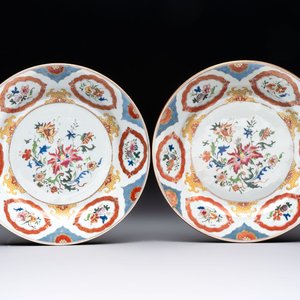 A pair of Chinese famille rose 'Pronk studio' plates with floral design, Qianlong — foto 1
