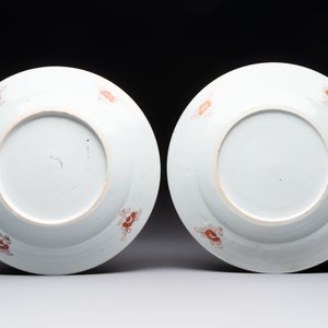 A pair of Chinese famille rose 'Pronk studio' plates with floral design, Qianlong — foto 2