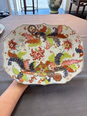 A pair of Chinese famille rose 'pseudo-tobacco leaf' dishes and a saucer, Qianlong — 照片 1