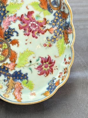 A pair of Chinese famille rose 'pseudo-tobacco leaf' dishes and a saucer, Qianlong — 照片 11