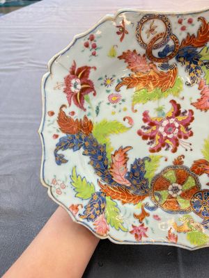 A pair of Chinese famille rose 'pseudo-tobacco leaf' dishes and a saucer, Qianlong — 照片 14