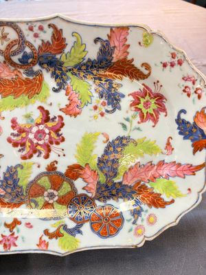 A pair of Chinese famille rose 'pseudo-tobacco leaf' dishes and a saucer, Qianlong — 照片 16