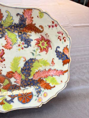 A pair of Chinese famille rose 'pseudo-tobacco leaf' dishes and a saucer, Qianlong — 照片 17
