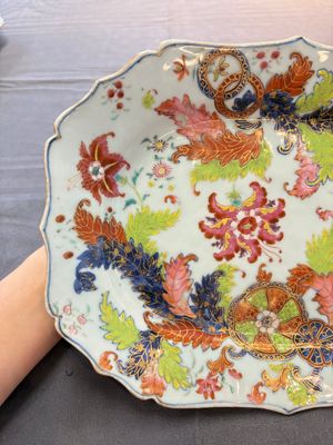 A pair of Chinese famille rose 'pseudo-tobacco leaf' dishes and a saucer, Qianlong — 照片 2
